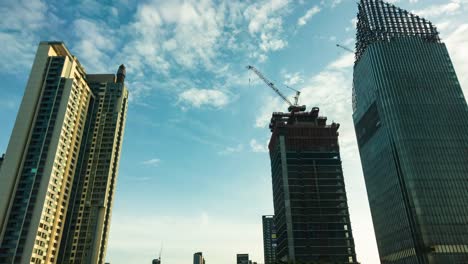 Altura-del-edificio-en-Bangkok-en-el-cielo-de-la-mañana.