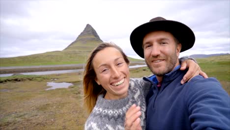 Cámara-lenta-Selfie-retrato-de-pareja-de-turistas-en-Islandia-en-Kirkjufell-montaña