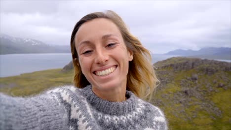 Selfie-retrato-de-mujer-de-turismo-en-Islandia-en-cámara-lenta,-disfrutando-el-frío-y-la-naturaleza-en-la-naturaleza-hermosa