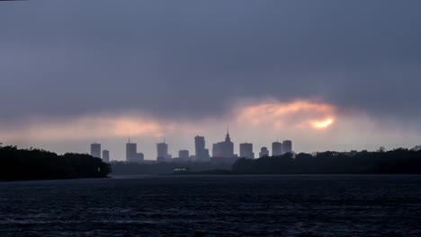 Slider-Zeitraffer-regnerischen-Sonnenuntergang-in-Warschau-mit-schönen-Skyline-über-die-Weichsel