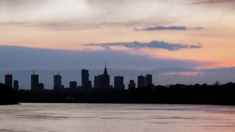 Slider-Zeitraffer-regnerischen-Sonnenuntergang-in-Warschau-mit-schönen-Skyline-über-die-Weichsel