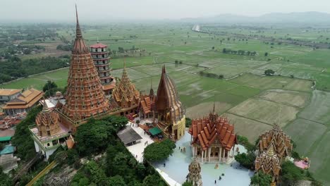 Tiger-Cave-Temple-(Wat-Tham-Sua)-in-Kanchanaburi,-Thailand-is-a-beautiful-day,-so-it-is-very-popular-with-tourists-and-foreigners