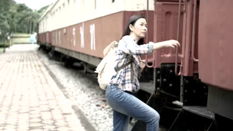 4K-Filmmaterial.-Frau-glücklich-asiatische-Touristen-am-Bahnhof,-Fuß-zum-Zug-und-Schritt-auf-Treppe.-Reisen-Sie-in-Asien-mit-Nostalgiezug.-Freizeit-Touristen,-die-Reisen-von-Zugverbindungen