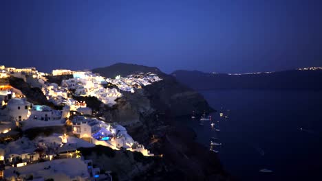 Nacht-Schwenk-von-der-Stadt-von-Fira-nach-Oia-auf-der-Insel-santorini