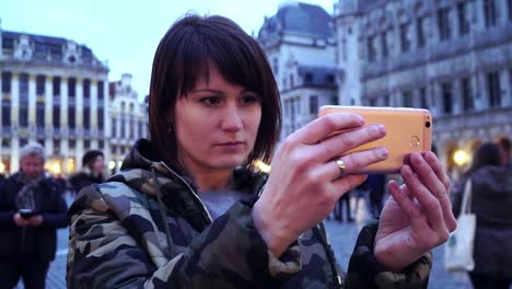 Señora-turista-toma-imágenes-en-movimiento-de-Belgium.slow.-efecto-de-zoom-de-Dolly