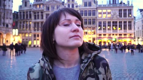 Tourist-girl-walks-and-looks-at-attractions-on-Grand-Place-in-Brussels,-Belgium.-slow-motion