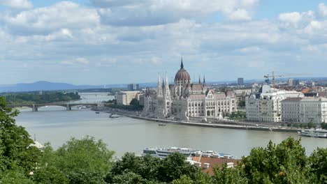 Vista-de-edificio-del-Parlamento-Húngaro