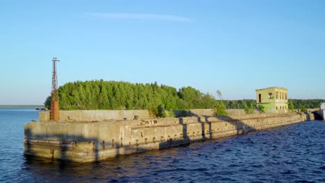 Las-plantas-verdes-en-las-paredes-de-cemento-en-el-puerto-en-Estonia-Hara