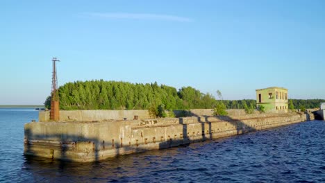 Die-grünen-Pflanzen-auf-die-Betonwände-am-Hafen-in-Hara-Estland