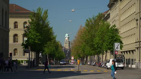 Der-Schweiz-Sonnentag-Bern-Uhrturm-Verkehr-Straße-Stadtpanorama-4k