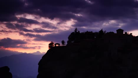 Puesta-de-sol-sobre-Varlaam-monasterio-en-Meteora,-Grecia