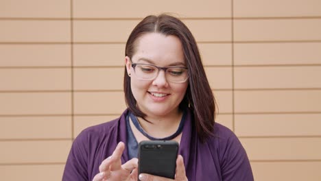 Junge-Dame-tragen-Brille-mittels-Telefon