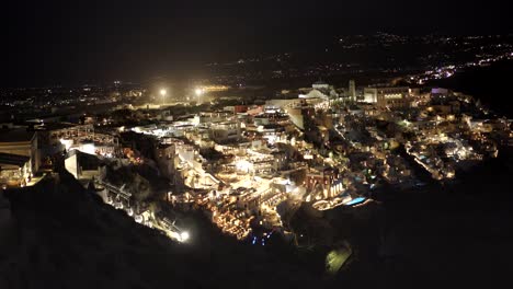 die-Stadt-Fira-in-der-Nacht-auf-der-Insel-santorini