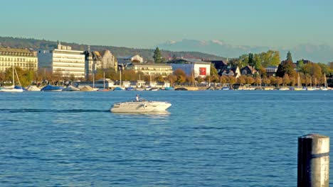 Panorama-auf-dem-Damm-des-Zürichsee,-Schweiz