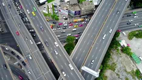 Aeiral-escena-de-múltiples-lane-autopista-el-tráfico-en-hora-punta,-4k-video