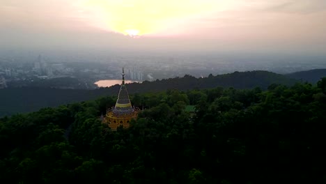 Aerial-Szene-der-Pagode-bei-Sonnenuntergang