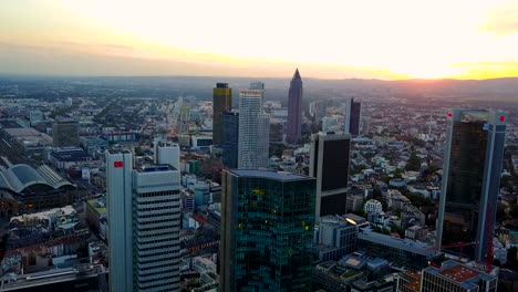 Luftaufnahme-der-Business-Area-in-der-Frankfurter-City-mit-Wolkenkratzern