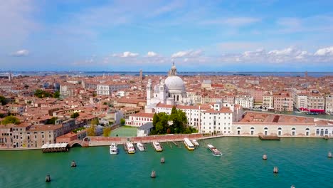 Luftaufnahme-des-Canal-Grande-Venedig-mit-Booten-und-Gebäuden,-Italien.