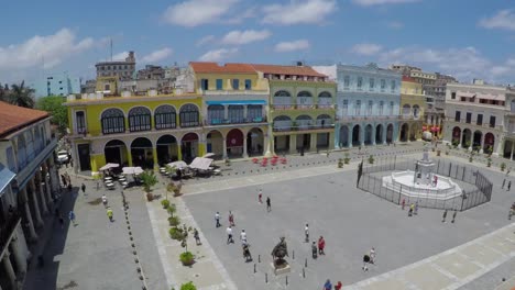 Plaza-Vieja-en-la-Habana-Cuba