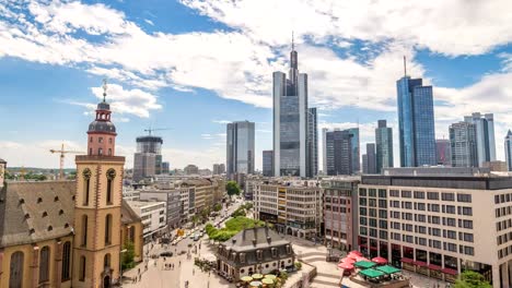 Vista-aérea-de-Frankfurt-skyline-ciudad-timelapse-en-rascacielos-de-distrito-de-negocios,-lapso-de-tiempo-de-4K-de-Frankfurt,-Alemania