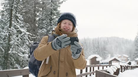 Fröhliche-Mitarbeiter,-der-stupide-Selfie-im-Winterwald