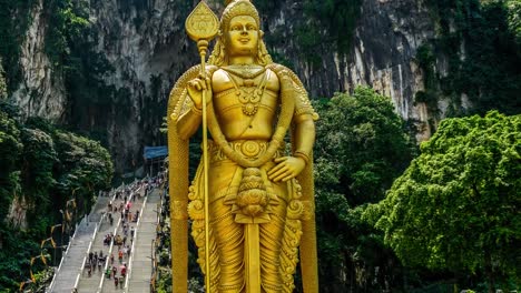 Lord-Murugan-Hindu-Deity-Statue-at-Batu-Caves-and-tourist-flow-in-Malaysia-Time-Lapse-4K