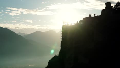 Sunset-over-Varlaam-monastery-in-Meteora,-Greece