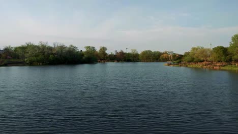 Humboldt-Park-Lagoon,-Chicago,-USA.-Spring-scene.-Urban-park.