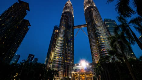 Timelapse-de-Close-up-tiro-las-Torres-Petronas-de-Kuala-Lumpur-en-sunset-4K.-Incline-hacia-arriba.