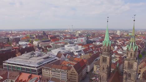 Aerial-Kirche-mit-Nürnberg-Stadt-im-Hintergrund