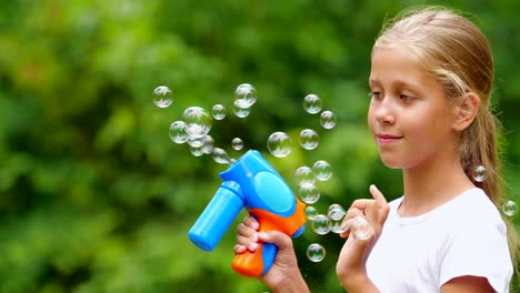 Niña-jugando-con-pompas-de-jabón-al-aire-libre.-Cámara-lenta.