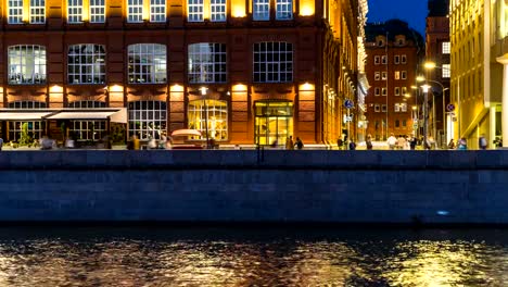 Massen-von-Menschen-zu-Fuß-auf-einem-Sommer-Wochenende-an-der-Uferpromenade-der-Stadt-Park,-Zeitraffer