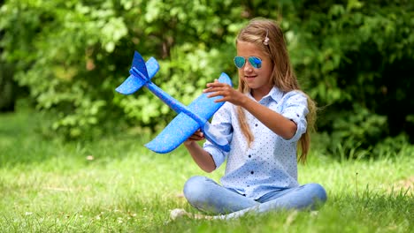 Neun-jährige-Mädchen-spielen-mit-Spielzeugflugzeug