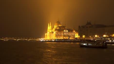 The-embankment-of-Budapest-at-night