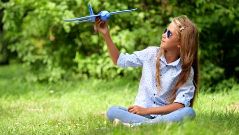 Niña-de-nueve-años-de-edad-jugando-con-el-avión-de-juguete