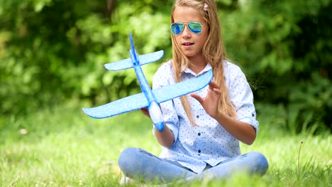 Niña-de-nueve-años-de-edad-jugando-con-el-avión-de-juguete