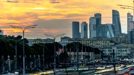 Blick-auf-die-Innenstadt-von-Wolkenkratzern-bei-Sonnenuntergang,-Zeitraffer