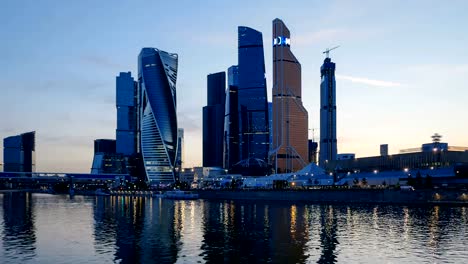 Sonnenuntergang-Zeitraffer-der-Stadt-Moskau-(Moskau-internationales-Geschäftszentrum)-und-ruhigen-Fluss-Moskwa,-Russland.