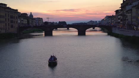 Florenz,-Toskana,-Italien.-Blick-auf-die-St-Trinity-Brücke-bei-Sonnenuntergang