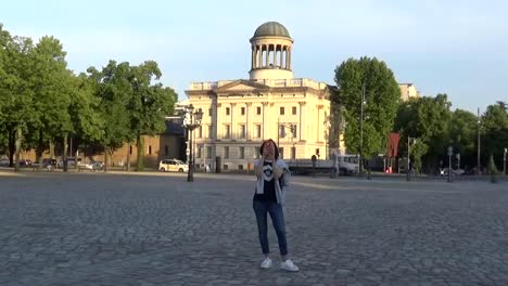 Chica-de-turistas-tomando-fotos,-Berlín,-Alemania