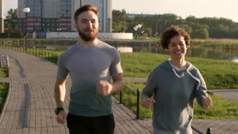 Friends-Running-Together-in-the-Morning
