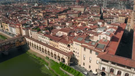 Vista-aérea-del-río-de-Arno-de-Florencia,-el-Ponte-Vecchio-viejo-puente,-4K