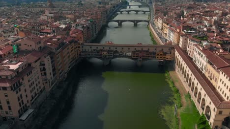 Vista-aérea-del-río-de-Arno-de-Florencia,-el-Ponte-Vecchio-viejo-puente,-4K