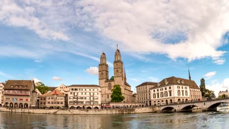 Lapso-de-tiempo-de-Suiza-Zurich-4K,-timelapse-del-skyline-de-ciudad-en-el-río-Limmat-con-Grossmunster-y-Predigerkirche-iglesia