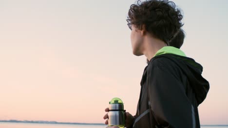 Sportliches-paar-genießen-Sonnenaufgang-vor-dem-laufen