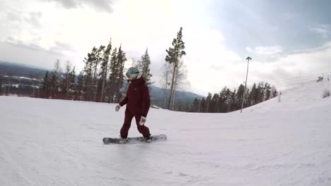 Schuss-von-einem-weiblichen-Snowboarder-zu-folgen