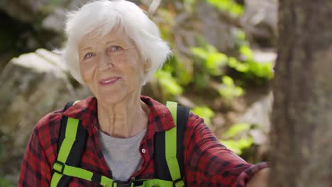 Mujer-Senior-feliz-senderismo-en-el-bosque