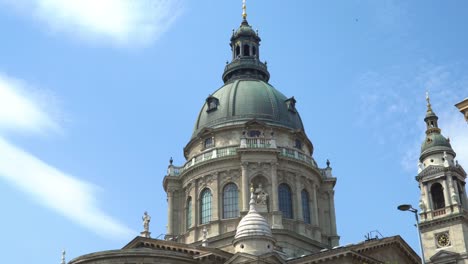 Budapest,-Hungría.-Vista-panorámica-de-la-Basílica-de-San-Istvan-cerca