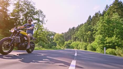 moderne-Scrambler-Motorrad-auf-dem-Forstweg,-Reiten