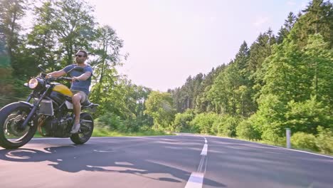 moderne-Scrambler-Motorrad-auf-dem-Forstweg,-Reiten